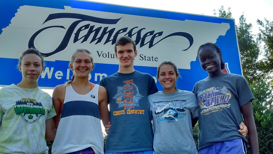 Left+to+Right%3A+seniors+Emily+Glotfelty%2C+Jordyn+Eskijian%2C+Collin+Monsees+and+juniors+Cayla+Adamson+and+Emma+Evans+arriving+in+Tennessee.+%0APhoto+courtesy%3A+Cayla+Adamson