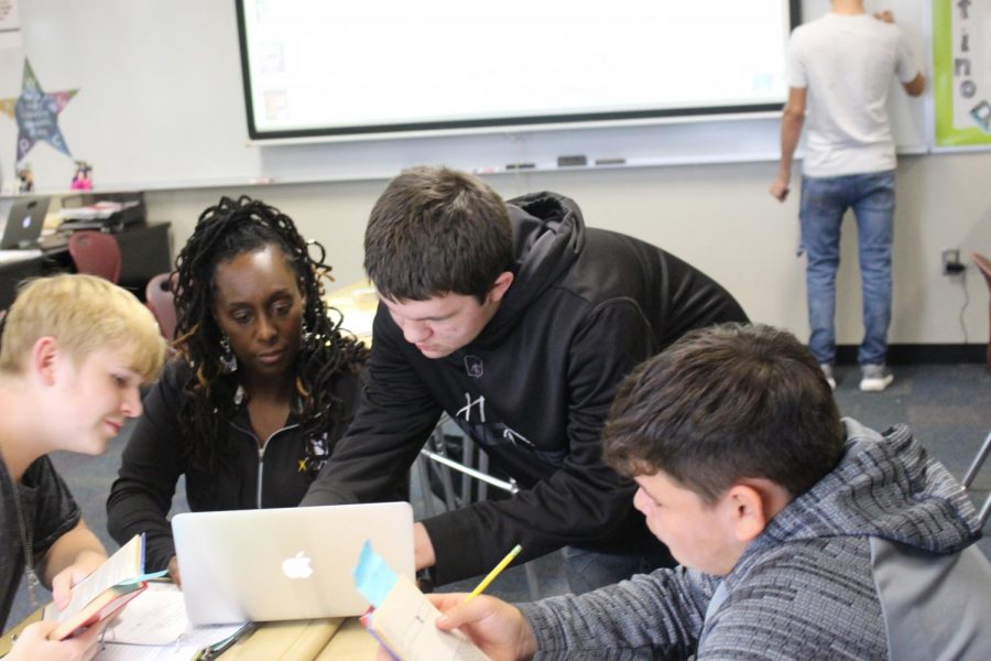 English teacher Be-Asia McKerracher assists sophomore Kaster Hughes in Honors ELA II. Photo by Daniel Smith.